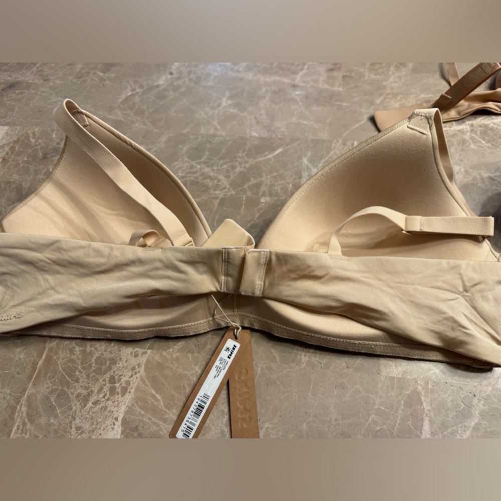 SKIMS WIRELESS FORM
T-SHIRT DEMI BRA - Picture 10 of 10